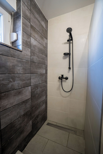 Others 5, Villa Lukic, Privlaka