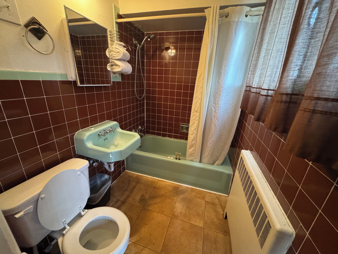 Bathroom 4, Cody Motel Rock Springs WY, Sweetwater