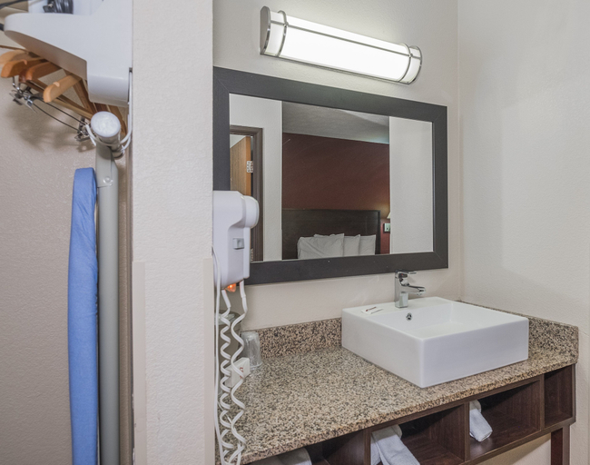 Bathroom 4, Red Roof Inn & Suites Hermitage, Mercer