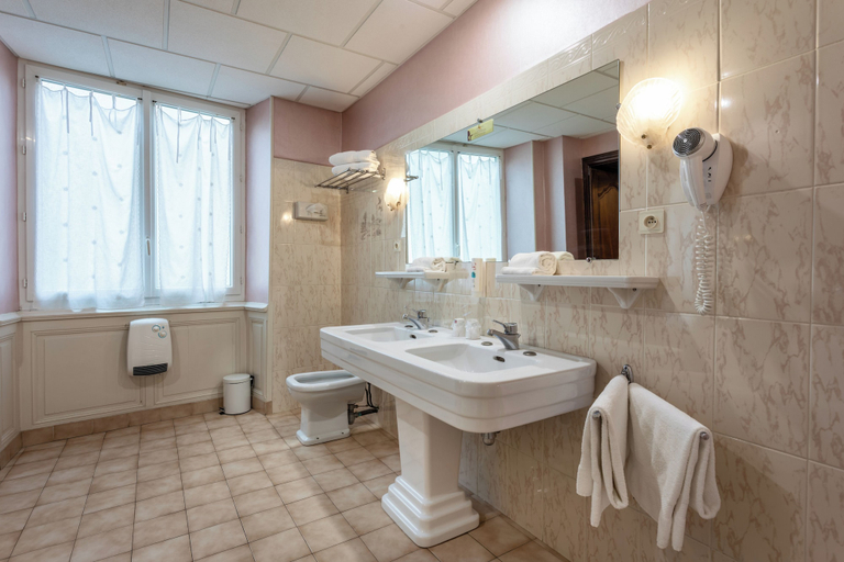 Bathroom 4, Citotel Le Sphinx, Drôme