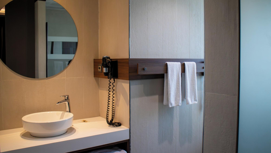 Bathroom 4, Sam Royal Hotel, Merkez