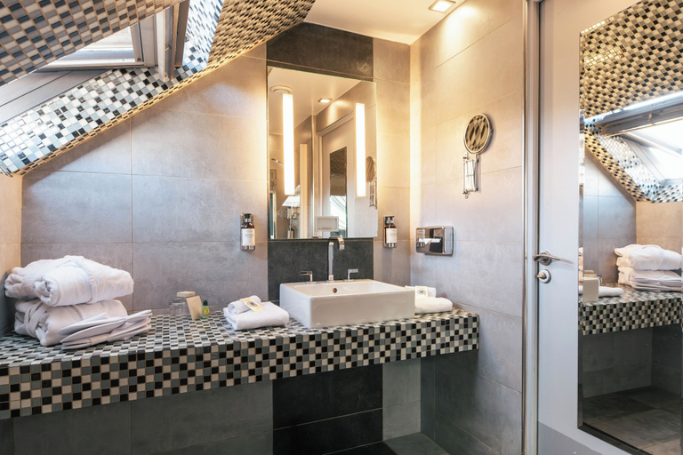 Bathroom 4, Hotel Bassano, Paris