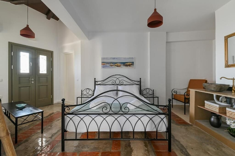 Others 3, Tepeleni Apts with Pool, Epirus