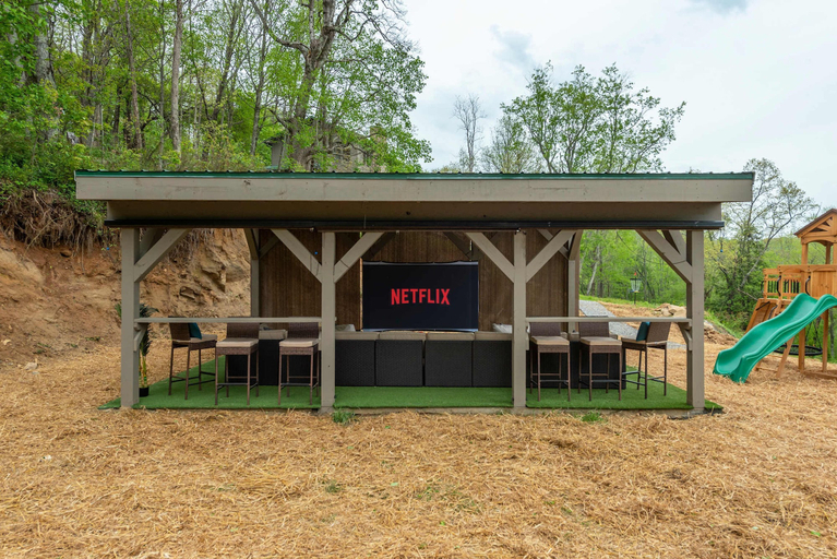 Others 3, Sleeps 20 Hot Tub Outdoor Theater Fire Pit Games, Buncombe