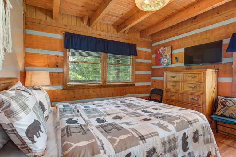 Bedroom 2, Paradise, Sevier