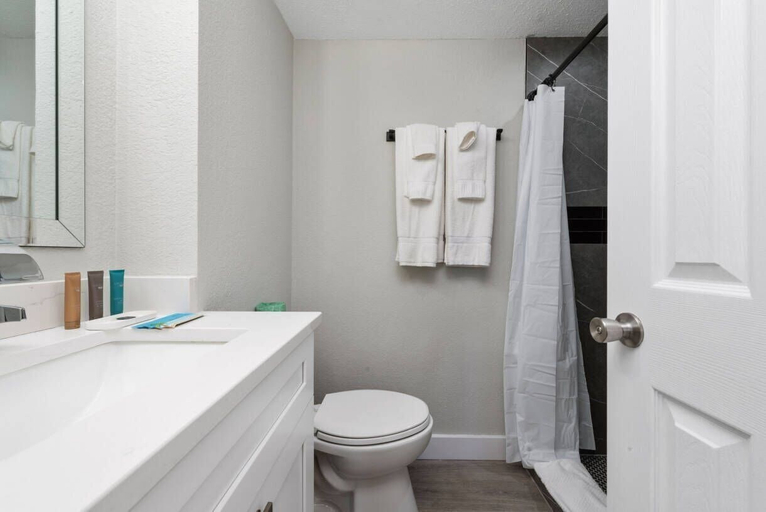 Others 2, 2BR Near Universal With Pool & Free Parking, Orange