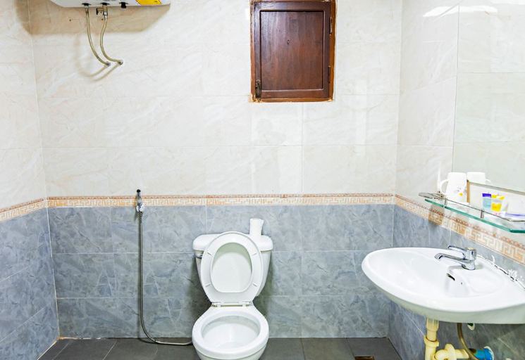 Bathroom 3, Chaleunxay Hotel, Vientiane