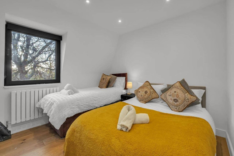 Others 2, 2-bed Apartment Near Canada Water, London