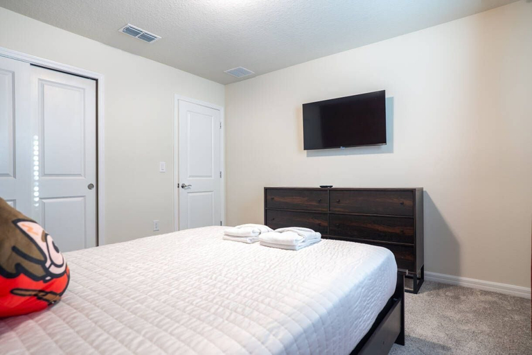 Others 4, 6BR Disney Home w/ Pool at Windsor Cay, Lake