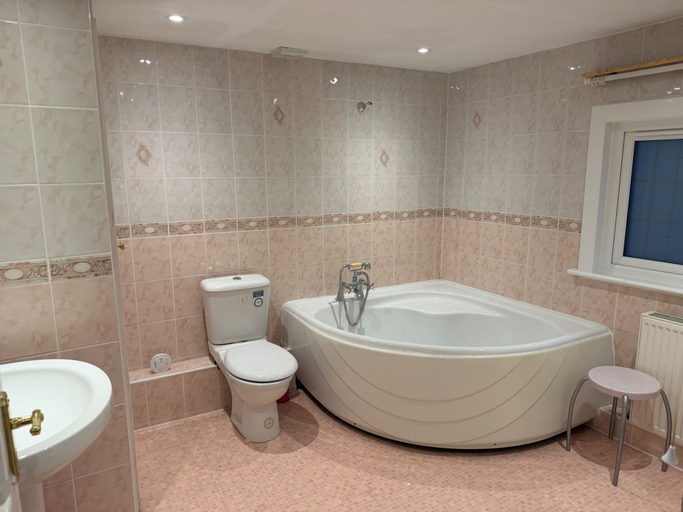 Others 3, Cottage Annexe - Sleeps 4 - Parking and Patio, London