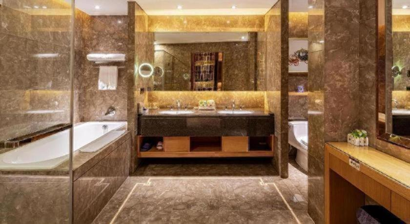 Bathroom 5, Swan Lake Recreation Hotel Foshan, Foshan