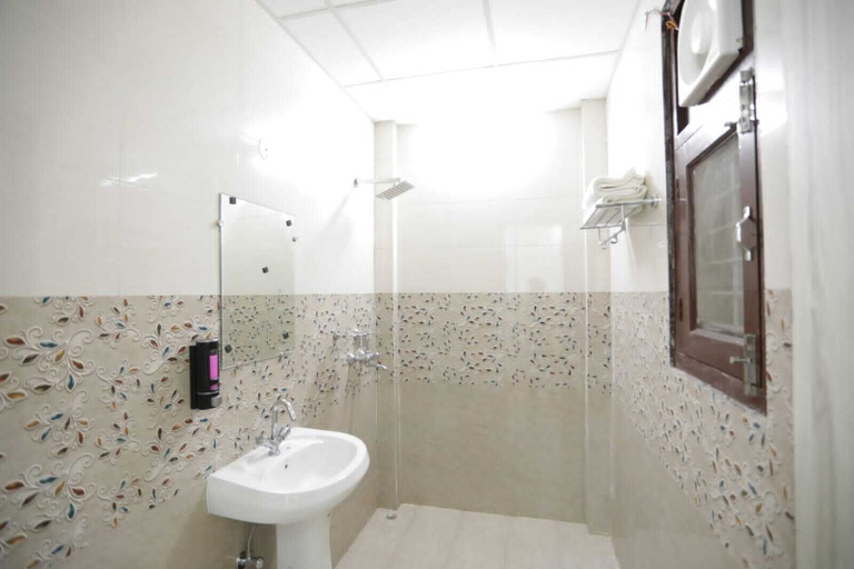 Bathroom 4, The Vertigo, Gautam Buddha Nagar