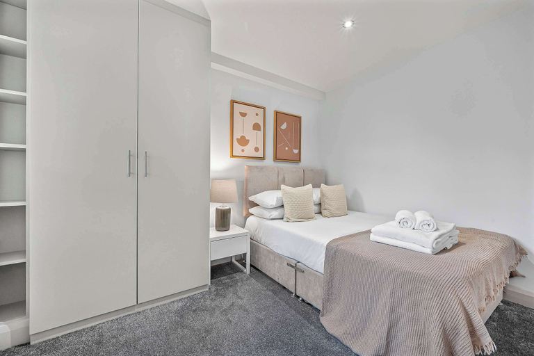Others 3, Comfy 1-bed in Soho, Steps From Carnaby Street, London
