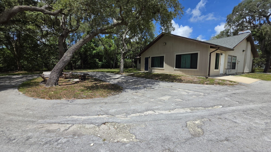 Others 3, Osceola Farmhouse, Pasco