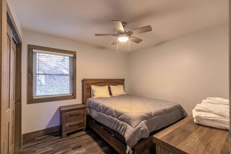 Others 3, Whiskey Rock Private Cabin on Beech Mountain, Hot Tub, Gas Fireplace, EV Charger, Watauga