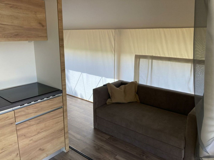 Others 3, Glamping Tent Luxe 4, Loon op Zand