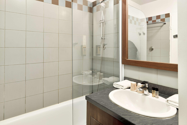 Bathroom 4, Zenitude Hôtel - Résidences Roissy Village, Val-d'Oise