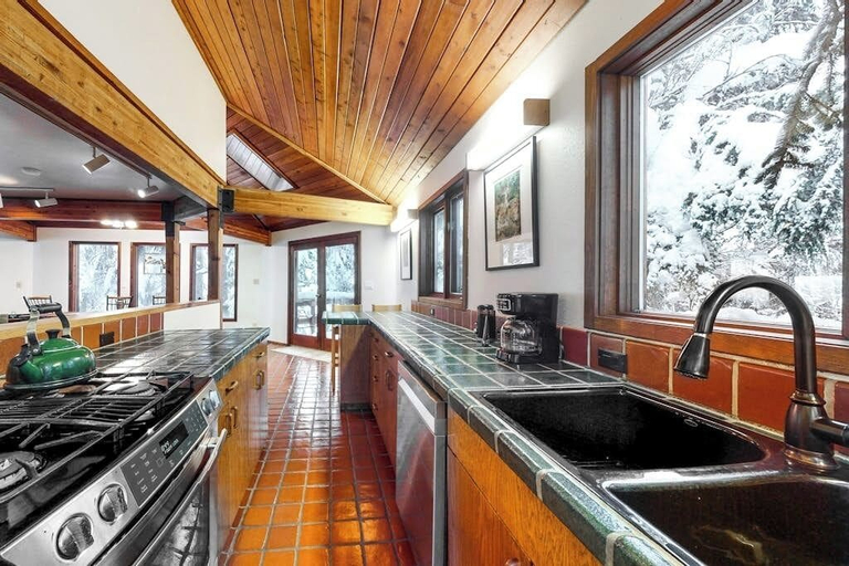 Others 3, Open-beam Girdwood Chalet w/ Sunlit Solarium, Anchorage