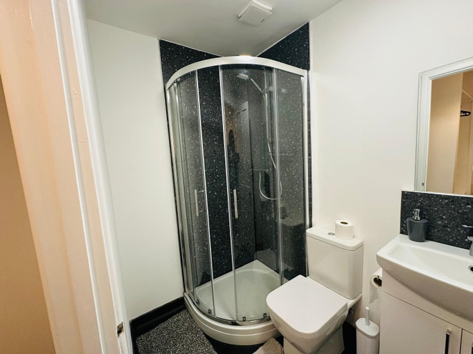 Others 5, Ridgeways Premium House, Bristol