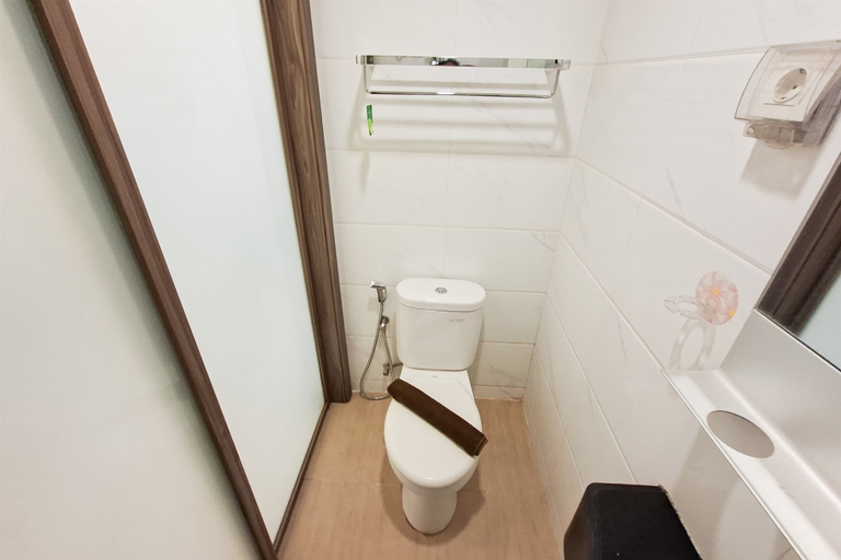 Bathroom 3, Neat And Restful Studio Room At Sky House Bsd Apartment, Tangerang Selatan