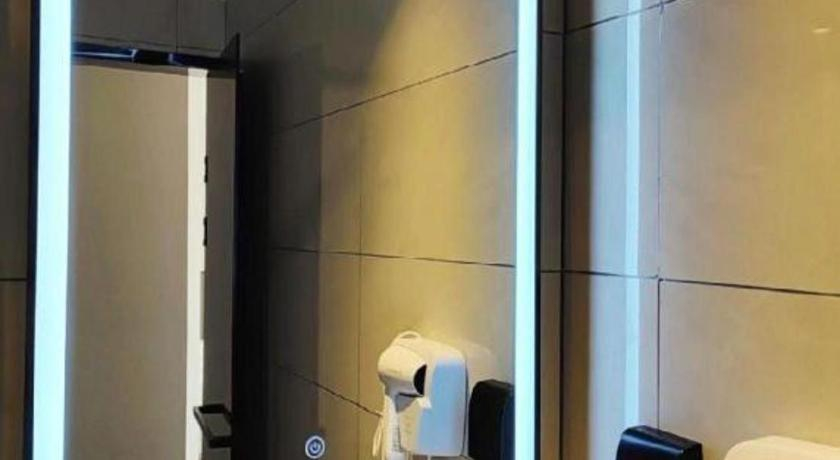 Bathroom 3, GreenTree Inn Langfang GuanGYAng District GuanGYAng Road City Government Express Hotel, Langfang