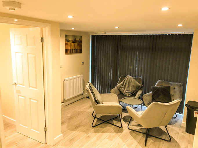 Others 2, Apartment Sleeps 4 With Parking, Gloucestershire