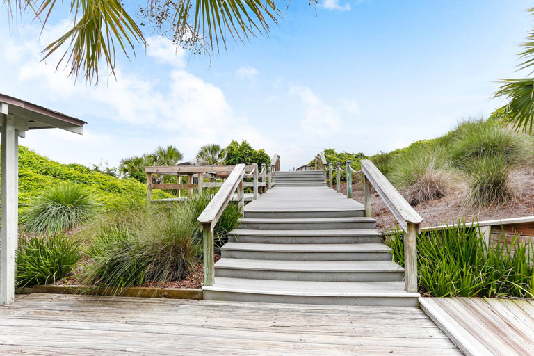 Others 5, Delightful Condo in Gated Community With Ocean Views, Balcony, AC & Pool, Nassau