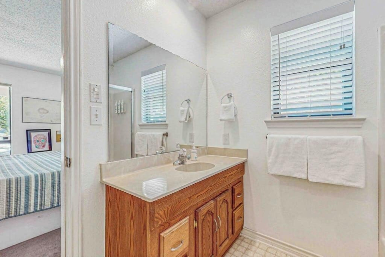 Others 3, Spacious Lakefront Home With Water Views, Wifi & Private Washer/dryer, Llano