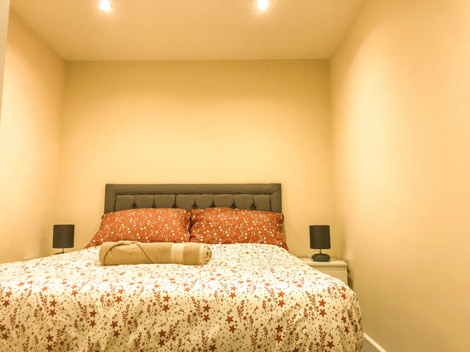 Others 5, Apartment Sleeps 4 With Parking, Gloucestershire