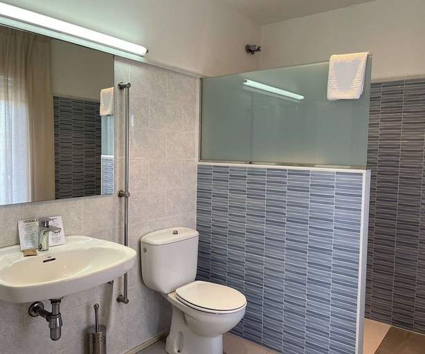 Bathroom 3, Hostal Esteba, Girona