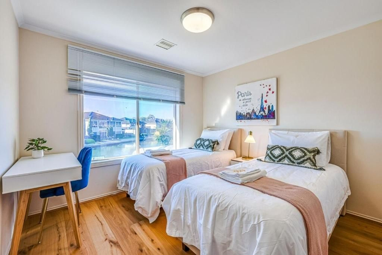 Others 3, StayAU 2-Story Lakeside Oasis w/Scenic, Melbourne