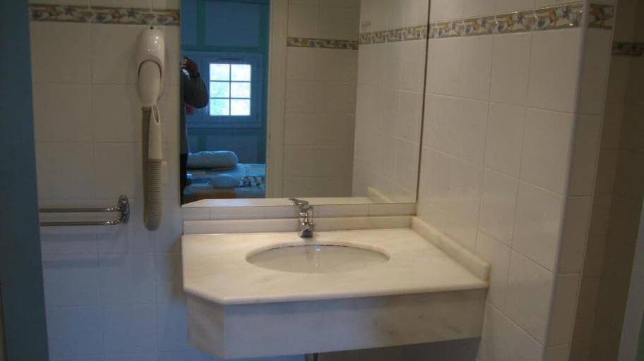 Bathroom 5, Pikassaria, Pyrénées-Atlantiques