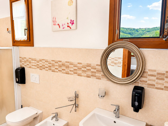 Bathroom 5, La Fontanella, Verona