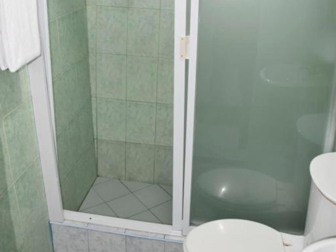 Bathroom 2, Roy's Rendezvous Boracay, Malay