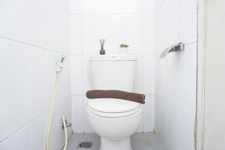 Bathroom 4, Best Deal Studio Apartment At Grand Sentraland Karawang, Karawang