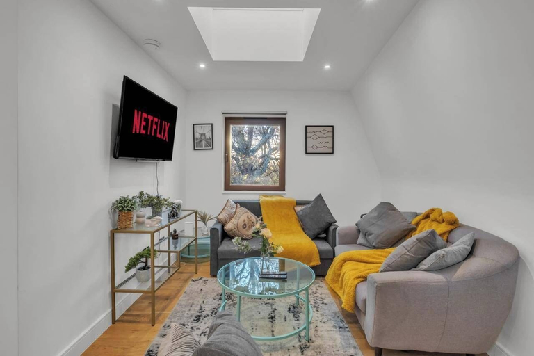 Others 3, 2-bed Apartment Near Canada Water, London