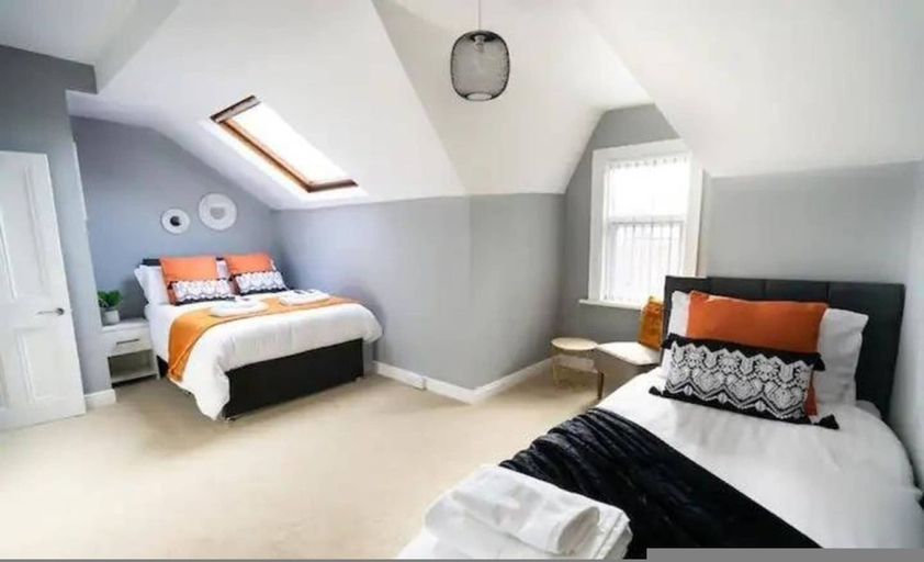 Others 5, Spacious 5BR Home for 12 Perfect for Groups, Leeds