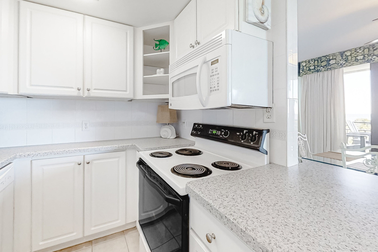 Others 4, Delightful Condo in Gated Community With Ocean Views, Balcony, AC & Pool, Nassau