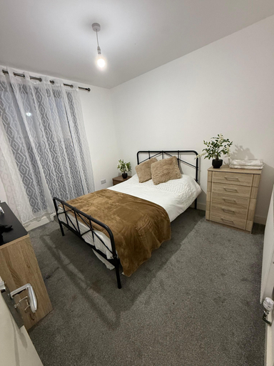 Others 2, 2 Bedroom Apartment With Balcony, Double Bed & Single Bed in Living Room, Bournemouth
