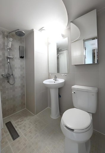 Bathroom 5, Myeongdong Merlin Hotel, Jung