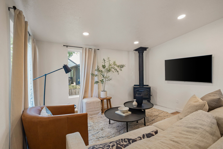 Others 4, West House - Minutes To Autzen 2 Bedroom Home, Lane
