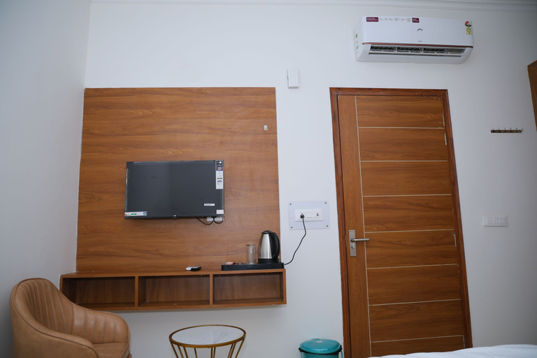 Others 2, VR Hotel, Gautam Buddha Nagar