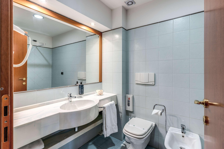 Bathroom 5, Hotel Luna, Novara