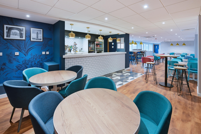 Food & Drinks 5, Travelodge London Chessington Tolworth, London