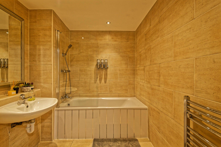 Bathroom, Lovely 1 bedroom apartment with a view, Sefton