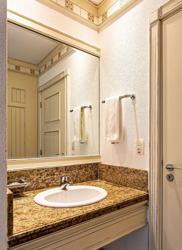 Bathroom 4, Studios frente ao mar no IL Campanario Resort ILCTOP, Florianopolis
