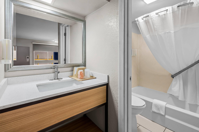 Bathroom 4, Park Inn by Radisson, Weldon - Roanoke Rapids, Halifax
