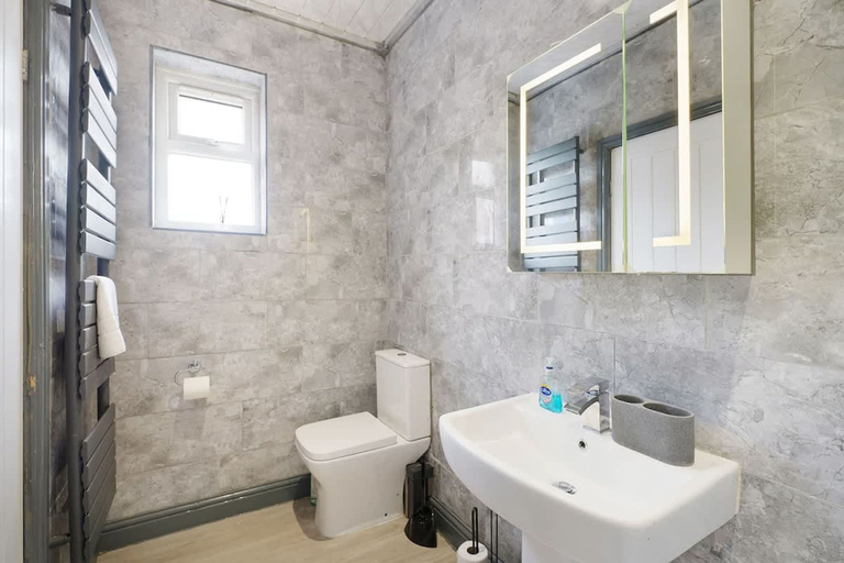 Others 3, Modern City Apartment Sleeps 4 by Stay With Us, Bolton