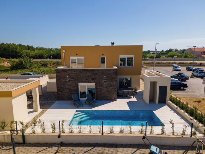 Others 2, Villa Lukic, Privlaka