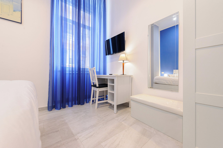 Bedroom 3, Via Aniello Falcone 72b, Napoli